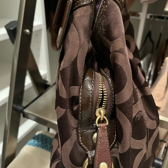 Coach beautiful 2 handle purse with the Coach insignias Cπ With leather in area - Picture 8 of 13